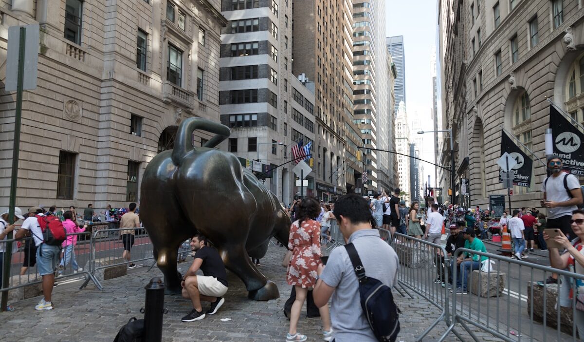 Fearless Girl statue confronting Charging Bull at sunrise, symbolizing State Street’s data-driven campaign that added $1.2B AUM in 90 days