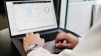 Marketing expert analyzing real-time data on a laptop to inform decision-making and optimize campaigns